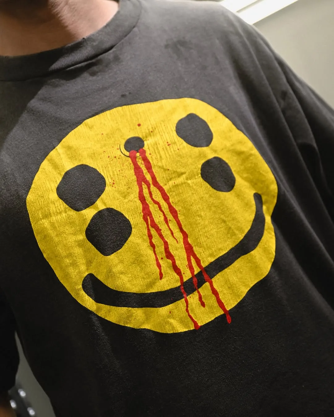 CACTUS PLANT FLEA MARKET x SAINT Mxxxxxx SMILE SS TEE/BLK CPFM co-branded model. Short-sleeved smiley face. Retro distressed TEE with four-eyed smile. Washed black S-XL. Look for the cylindrical fabric with no side seams. The open width is almost meaningless. Asut ready-made garments are dyed. The whole piece is sprayed and faded. The collar and cuffs are frayed. Many people hang it. Over-heavy work. Customized CPFM co-branded main mark/wash mark/with little angel for anti-counterfeiting
